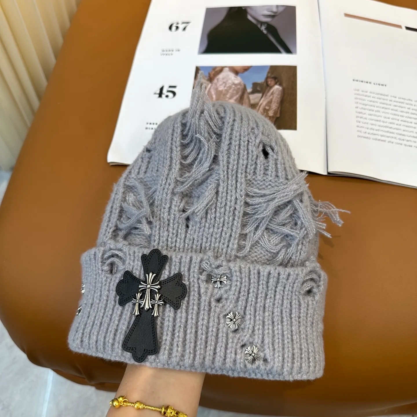 P70 🤍Chrome hearts new autumn and winter cross knitted hat🧶 One of the must-have hats in autumn and winter~ It really looks good on whoever wears it~, it is also a perfect match in black and white and gray in autumn~